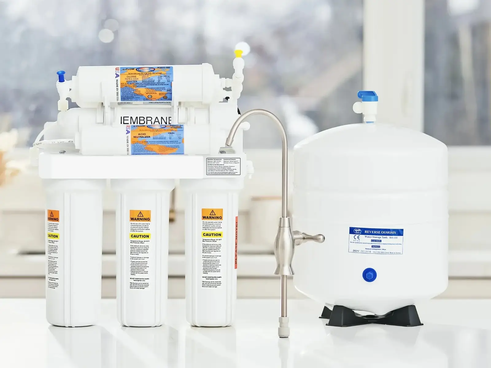 Under-sink reverse osmosis water filtration system with storage tank and faucet